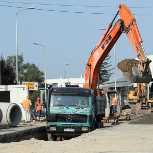 Postavljanje odvodnih cijevi za odvod oborinskih voda u Škorpikovoj