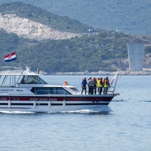 Kineski građevinari u pratnji hrvatske policije pregledali trasu budućeg mosta Pelješac