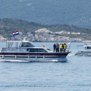 Kineski građevinari u pratnji hrvatske policije pregledali trasu budućeg mosta Pelješac