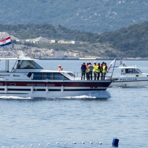 Kineski građevinari u pratnji hrvatske policije pregledali trasu budućeg mosta Pelješac