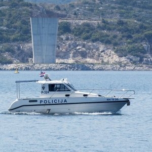 Kineski građevinari u pratnji hrvatske policije pregledali trasu budućeg mosta Pelješac