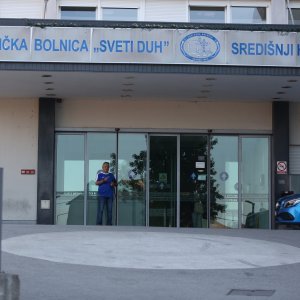 Policija odvodi Marina Kameničkog iz bolnice KB Sveti Duh