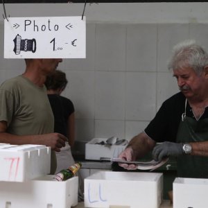 Fotografiranje čišćenja ribe u ribarnici naplaćuje se jedan euro