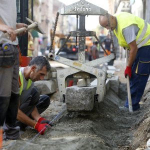 Zbog radova u Preradovićevoj pješacima je otežano kretanje ulicom.