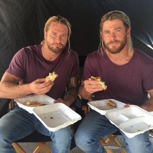 Chris Hemsworth s dublerom Bobbyjem Dazzlerom na snimanju 'Thora 3'