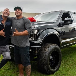 Dwayne Johnson sa svojim dublerom Tanoaijem Reedom