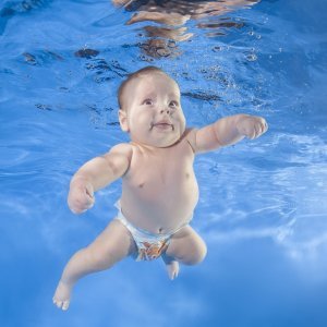 Bebe koje plivaju i rone