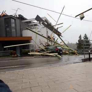 Ovaj prizor zabilježen je 11. studenog 2013. Jak vjetar u potpunosti je srušio krov luksuzne obiteljske kuće u Nemetovoj ulici u Zagrebu. Dijelovi krova letjeli su zrakom uništavajući automobile