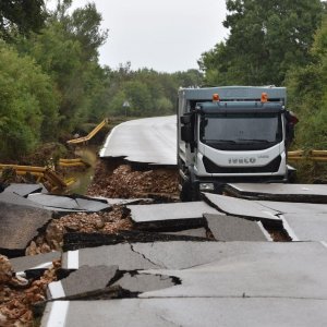 Kamion ostao zarobljen u odronu ceste između Zadra i Ražanca tijekom velike poplave koja je u rujnu 2017. pogodila zadarsko područje