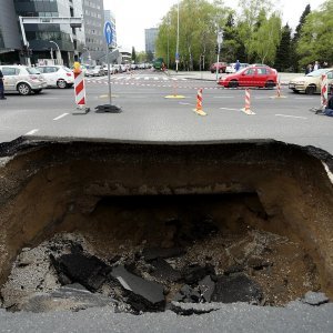 5. travnja 2016. na križanju Slavonske avenije i Marohnićeve ulice otvorila se rupa