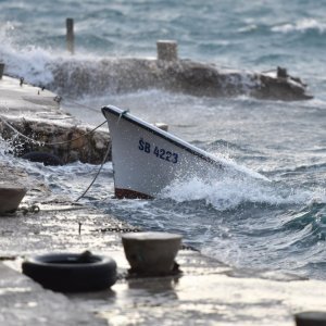 Olujno jugo u prosincu 2017. na šibenskom je području oštetilo nekoliko brodica