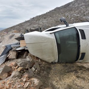 Na cesti Gračac - Zaton Obrovački bura je u ožujku 2018. na istom mjestu prevrnula dva kamiona