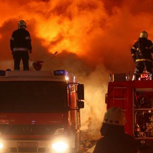Borba vatrogasaca s požarom unutar pogona C.I.O.S.-a na zagrebačkom Jankomiru u svibnju 2017.