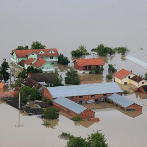 Probijeni nasipi preplavili najistočniji dio Vukovarsko-srijemske županije u svibnju 2014. Voda se na području Gunje popela do krovova kuća