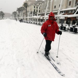 Snježna mećava u veljači 2012. odgovorna je za legendarni prizor skijanja na splitskoj Rivi