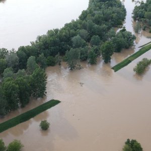 Puknuće nasipa koje je dovelo do katastrofalne poplave na području Gunje u svibnju 2014.