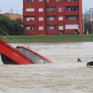 U rujnu 2010. zbog obilnih padalina izlila se rijeka Sava. Specijalci helikopterom spašavaju čovjeka s broda