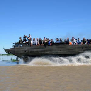 Pripadnici HGSS-a i Hrvatske vojke amfibijskim vozilom pokušavaju doći do mještana potpuno potopljenog sela kod Gunje u svibnju 2014.