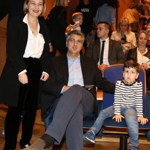 Andrej Plenković sa sinom na premijeri u ZKL-u