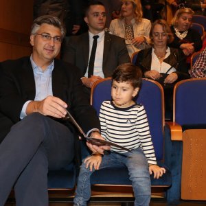 Andrej Plenković sa sinom na premijeri u ZKL-u