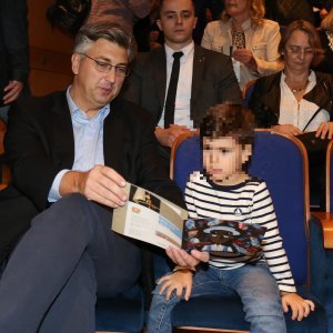 Andrej Plenković sa sinom na premijeri u ZKL-u