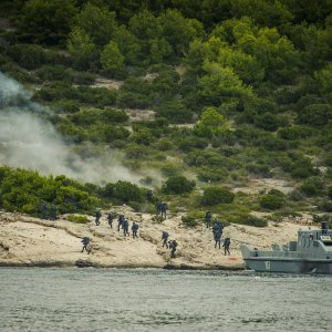 Pomorsko zračni desant i vatrena potpora pomorskim snagama na vojnom poligonu Žirje