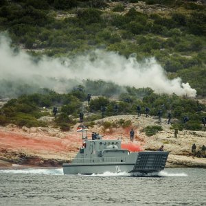 Pomorsko zračni desant i vatrena potpora pomorskim snagama na vojnom poligonu Žirje