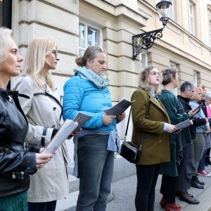 Aktivistice udruge Roda pred Saborom čitale potresna svjedočanstva žena