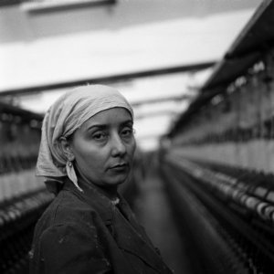 Radnica u predionici konca, Tekstilna industrija „Kosovka” Priština, Kosovo i Metohija, 1965.