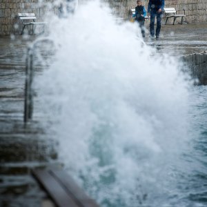 Split: Nevrijeme počelo stvarati probleme na moru i u prometu