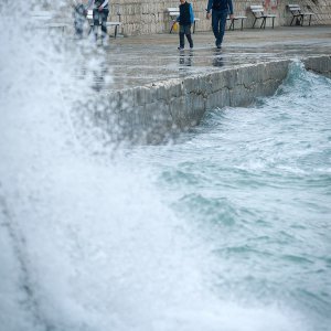 Split: Nevrijeme počelo stvarati probleme na moru i u prometu