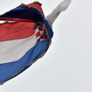 Šibenik: Jugo potrgalo zastavu Republike Hrvatske