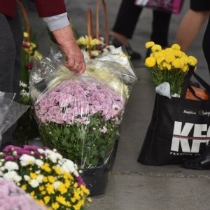 Od ranog jutra građani Šibenika kupuju cvijeće prije odlaska na groblje