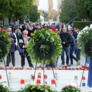 Građani obilaze posljednja počivališta najmilijih na groblju Mirogoj