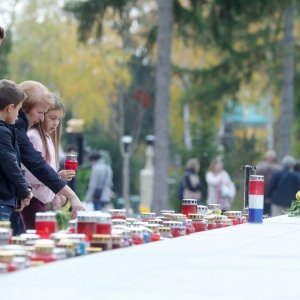 Građani obilaze posljednja počivališta najmilijih na groblju Mirogoj