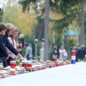 Građani obilaze posljednja počivališta najmilijih na groblju Mirogoj