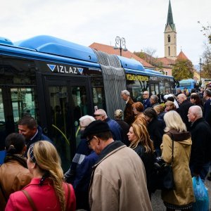 Građani na Kaptou ZET-ovim autobusima idu prema Mirogoju