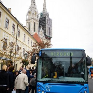 Građani na Kaptou ZET-ovim autobusima idu prema Mirogoju