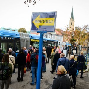 Građani na Kaptou ZET-ovim autobusima idu prema Mirogoju