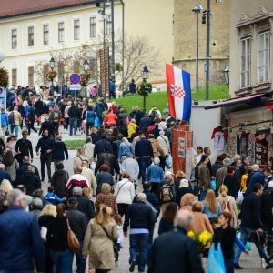 Građani na Kaptou ZET-ovim autobusima idu prema Mirogoju