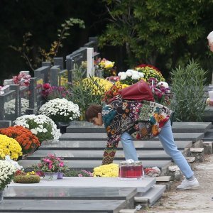 Šibenik: Građani obilaze grobove svojih najmilijih