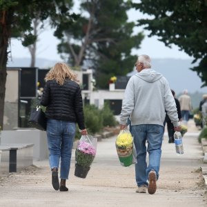 Šibenik: Građani obilaze grobove svojih najmilijih