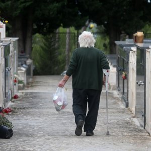 Šibenik: Građani obilaze grobove svojih najmilijih