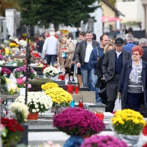 Karlovac: Građani obišli groblje na blagdan Svih svetih