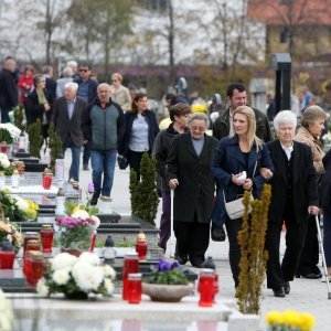 Karlovac: Građani obišli groblje na blagdan Svih svetih