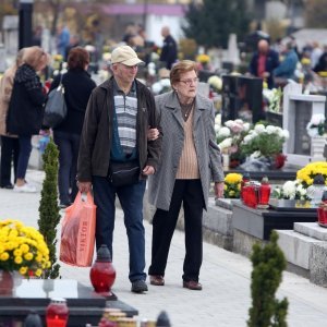 Karlovac: Građani obišli groblje na blagdan Svih svetih