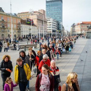 Zagreb: Građani u koloni čekaju organizirani prijevoz do groblja Mirogoj