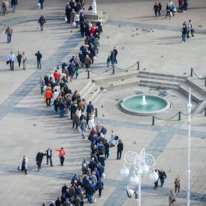 Zagreb: Građani u koloni čekaju organizirani prijevoz do groblja Mirogoj