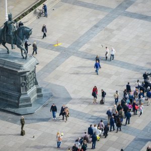 Zagreb: Građani u koloni čekaju organizirani prijevoz do groblja Mirogoj