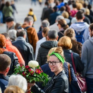 Zagreb: Građani u koloni čekaju organizirani prijevoz do groblja Mirogoj